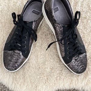 Johnson and Murphy women’s shiny reptile print Rad sneakers size 9.